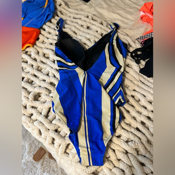 Flattering one piece only worn a few times - Picture 2 of 4